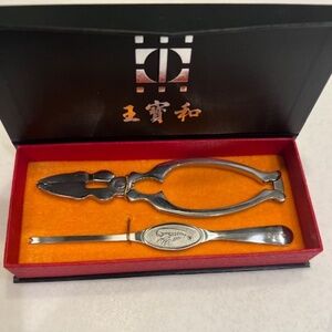 2 SETS OF SHELLFISH TOOLS